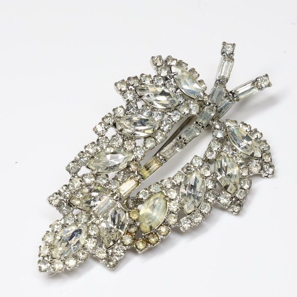 Vintage 1950s Weiss Clear Rhinestones Leaf shape Brooch - Picture 1 of 7